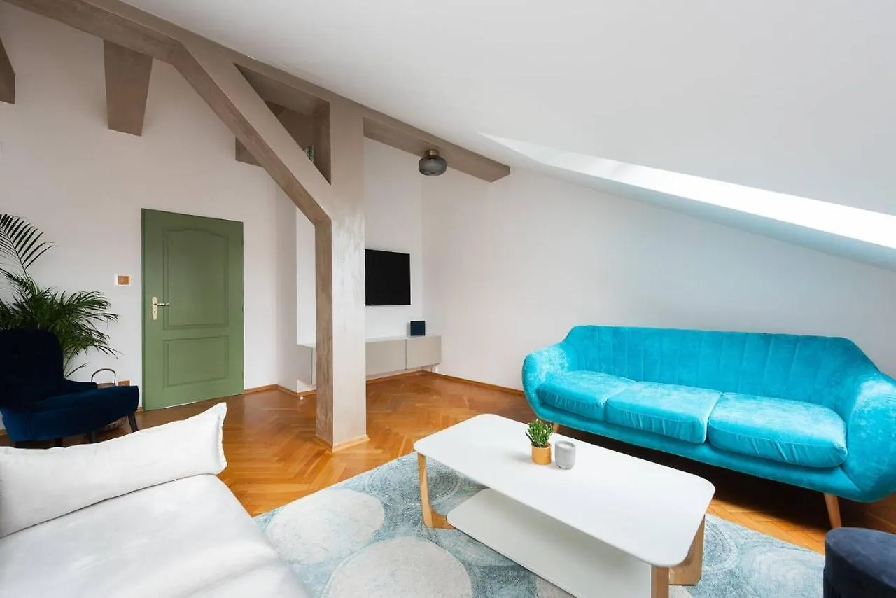 Huge 5 Bedrooms Apartment Near Prague Castle