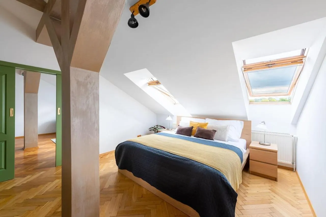 Huge 5 Bedrooms Apartment Near Prague Castle