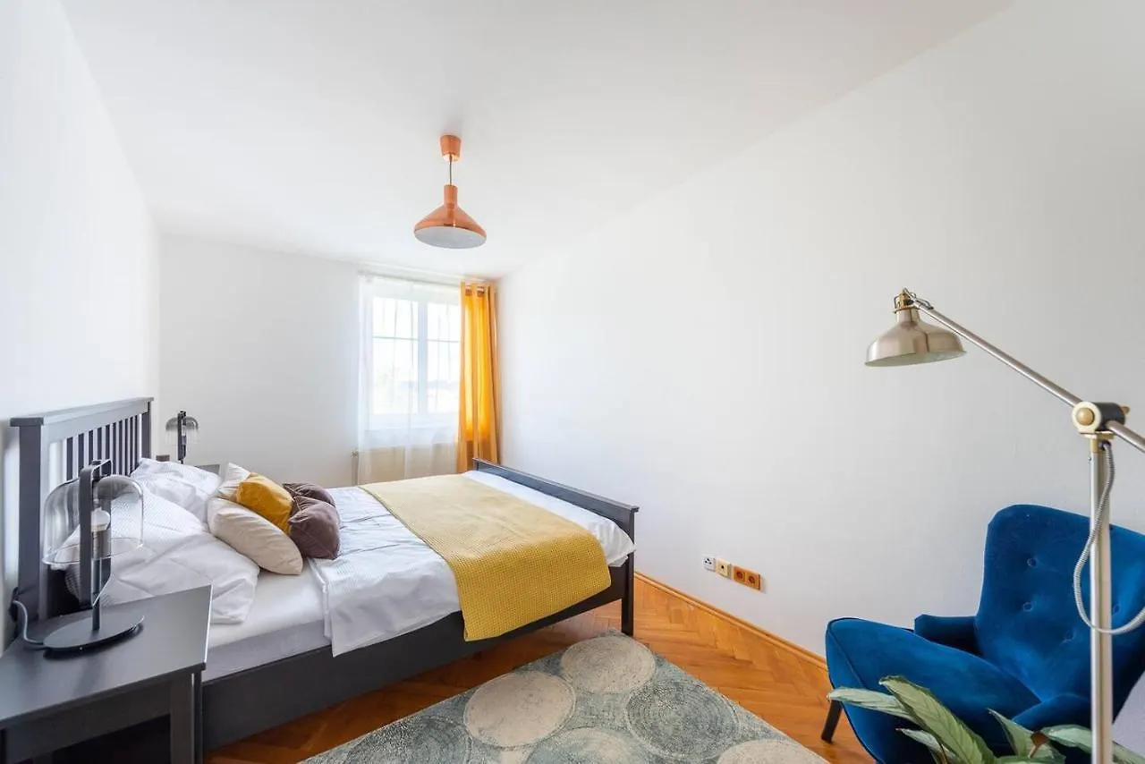 Huge 5 Bedrooms Apartment Near Prague Castle 0*,