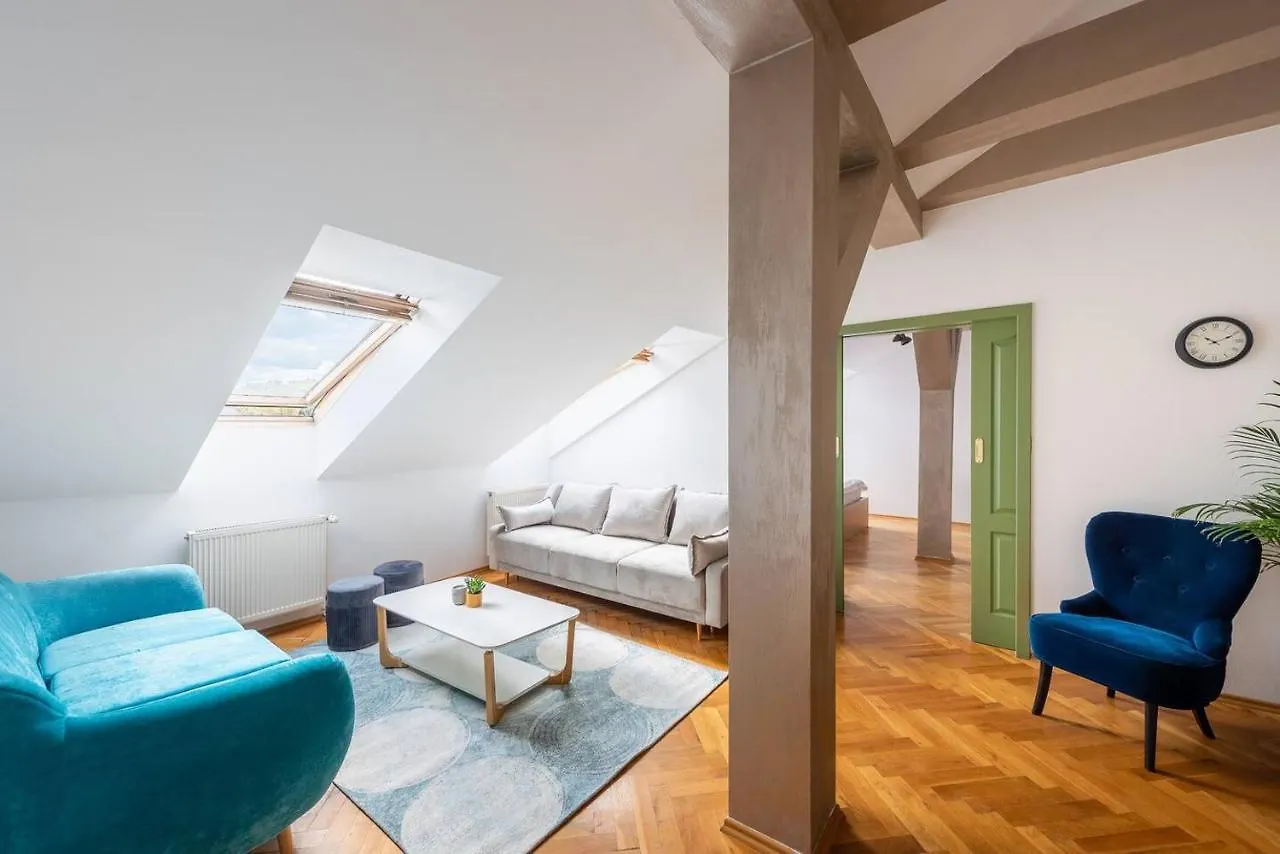 Huge 5 Bedrooms Apartment Near Prague Castle